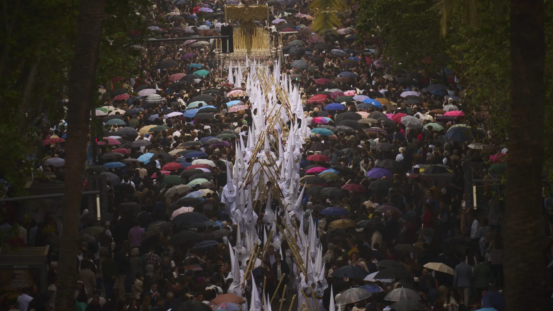 Sanz insta a las hermandades a "tomar medidas" en la Madrugada ante el incremento de nazarenos