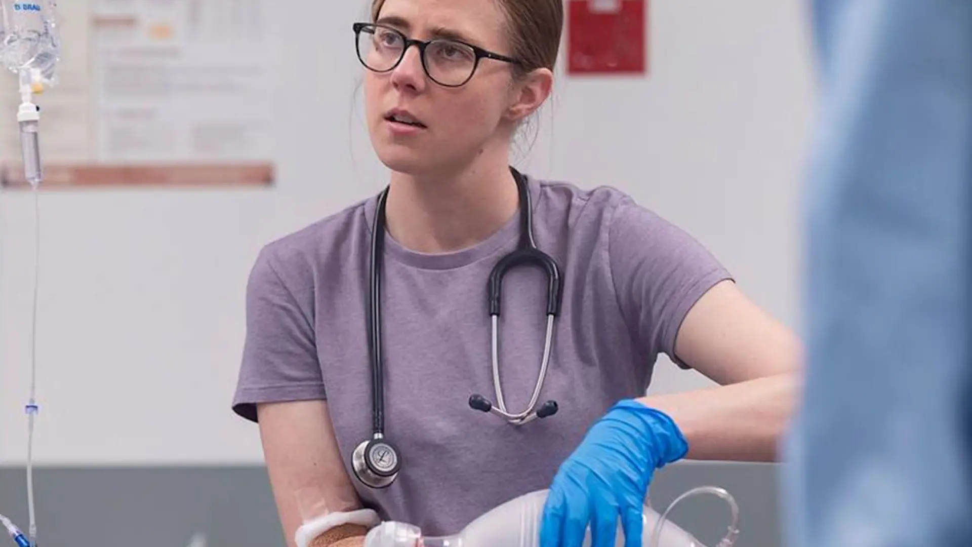La actriz que interpreta a tu médico favorito en 'The Pitt' es hija de una leyenda de la televisión