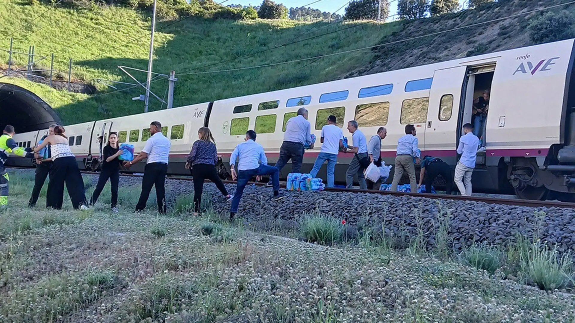 REE tardó más de una hora en avisar a Adif del apagón, que paró trenes hasta siete horas después de empezar a recuperarse el sistema