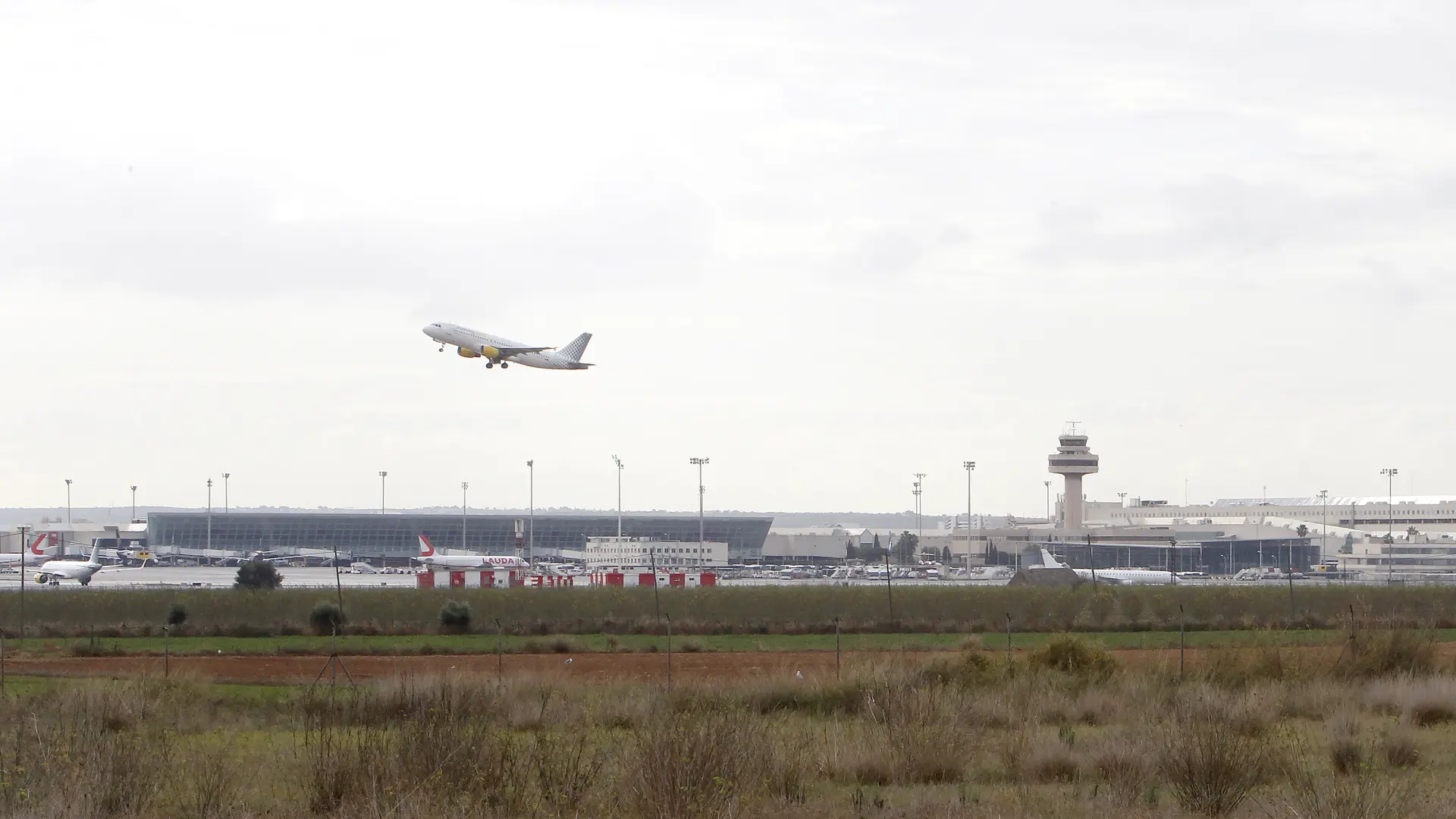 Las intensas lluvias obligan a cancelar casi 100 vuelos en Baleares