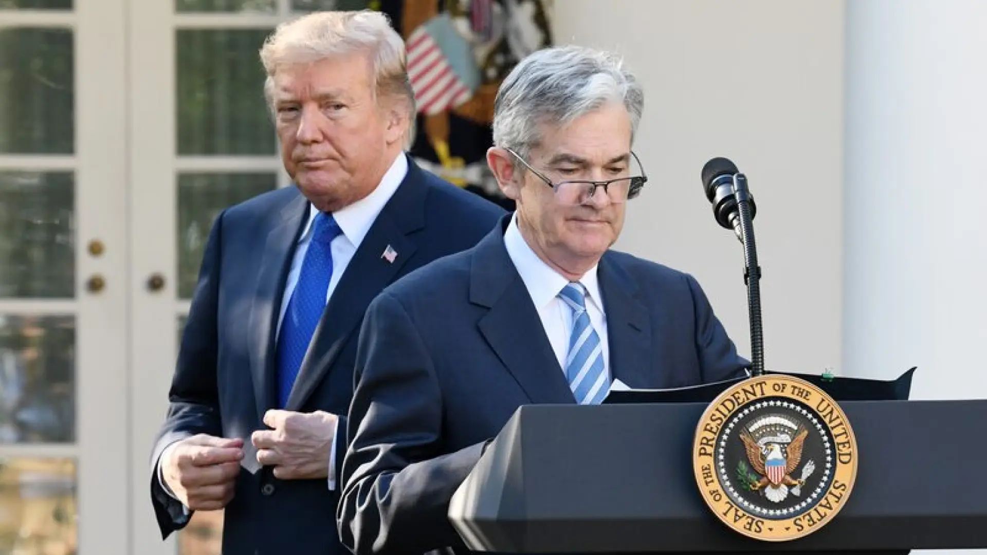Trump pide a Powell un recorte de tipos de interés "mayor del que tenía en mente"