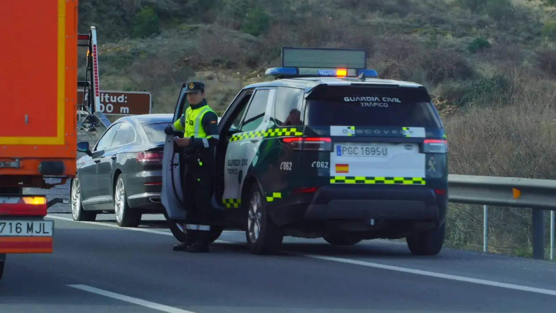 coche-guardia-civil-de-trafico-control-carretera.webp