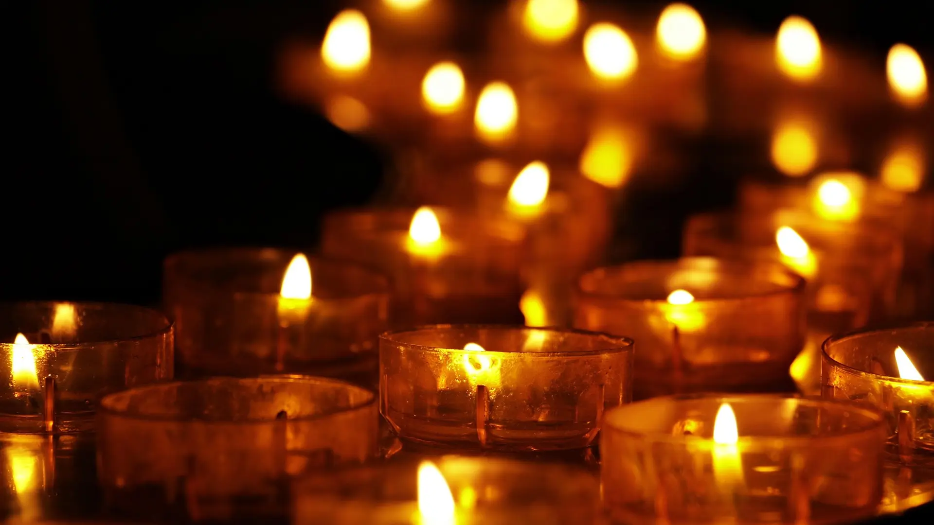 ¿Te gusta encender velas en casa? Cuidado con hacerlo por las noches, según los expertos