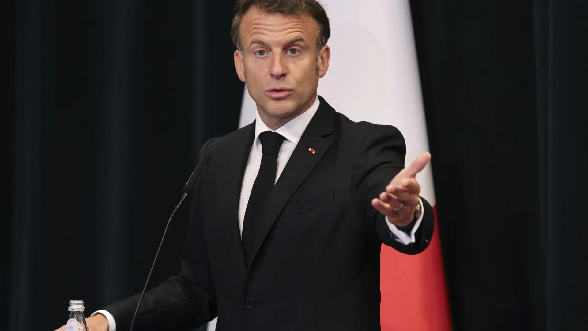 Macron nombrará un primer ministro "en los próximos días" y descarta la convocatoria de elecciones anticipadas