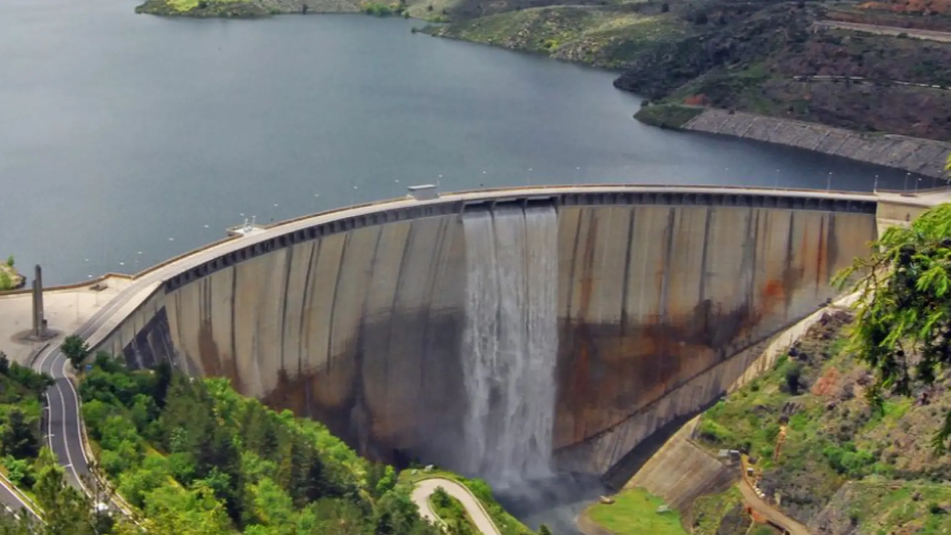 El desembalse de El Atazar por su aliviadero superior: una imagen excepcional que durará pocos días