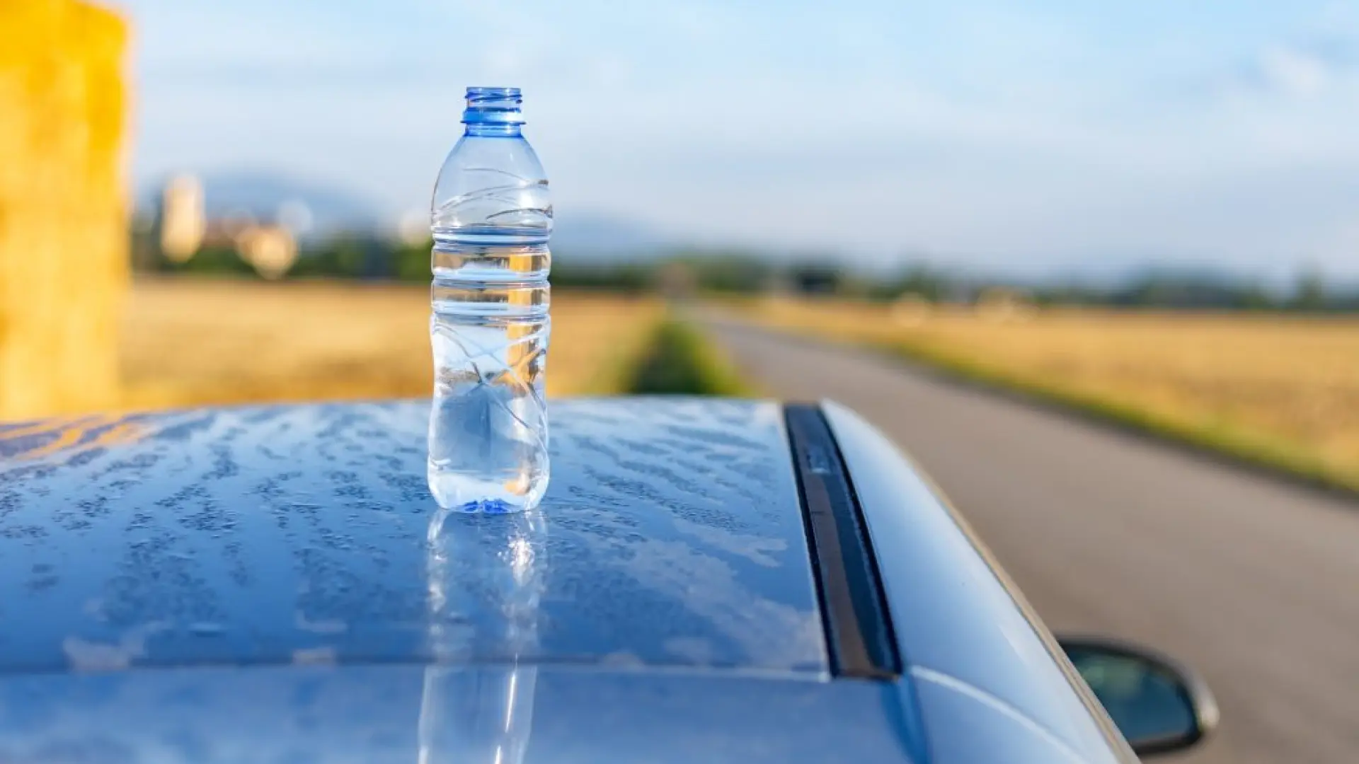Los peligros de beber agua de una botella en el coche expuesta al sol