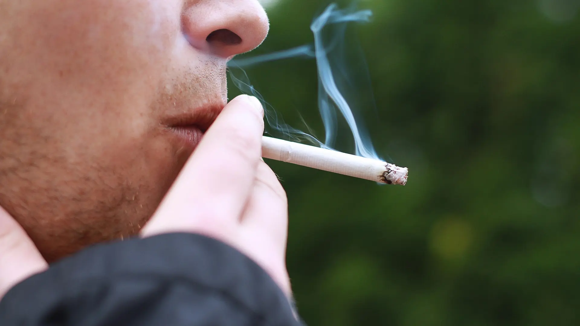 Adiós al tabaco en España: estas son las zonas donde Sanidad prohibirá fumar próximamente