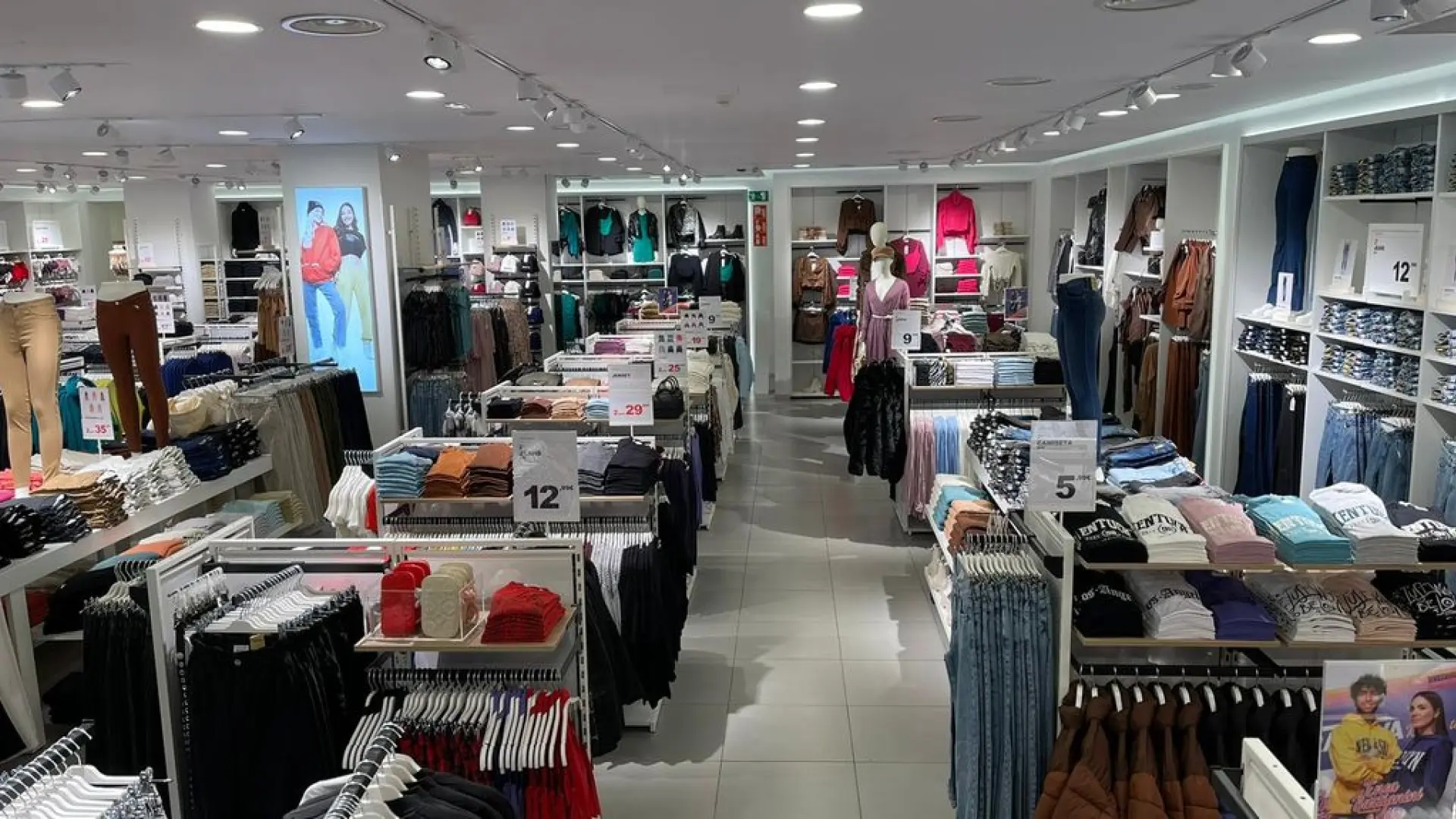 
         Aterriza en Madrid un nuevo 'Primark italiano' y se convierte en su local más grande en España 
    