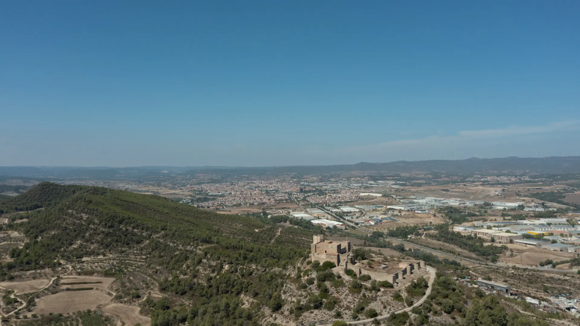 
         El impresionante castillo medieval escondido entre las montañas de Cataluña: un fortín del siglo X cerca de Barcelona 
    
