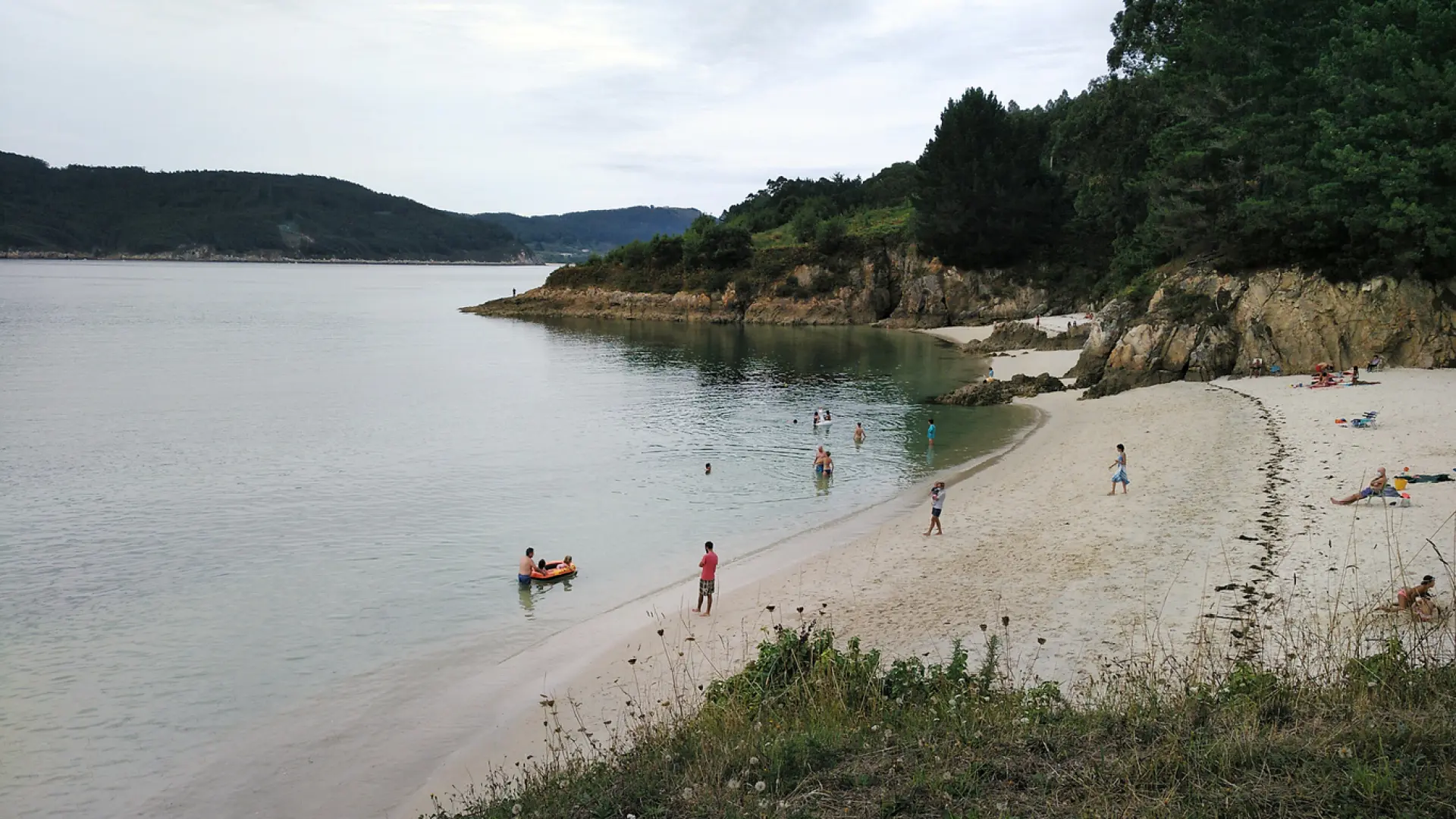 
         Esta es la playa secreta de aguas turquesas en Galicia que parece sacada del Caribe 
    