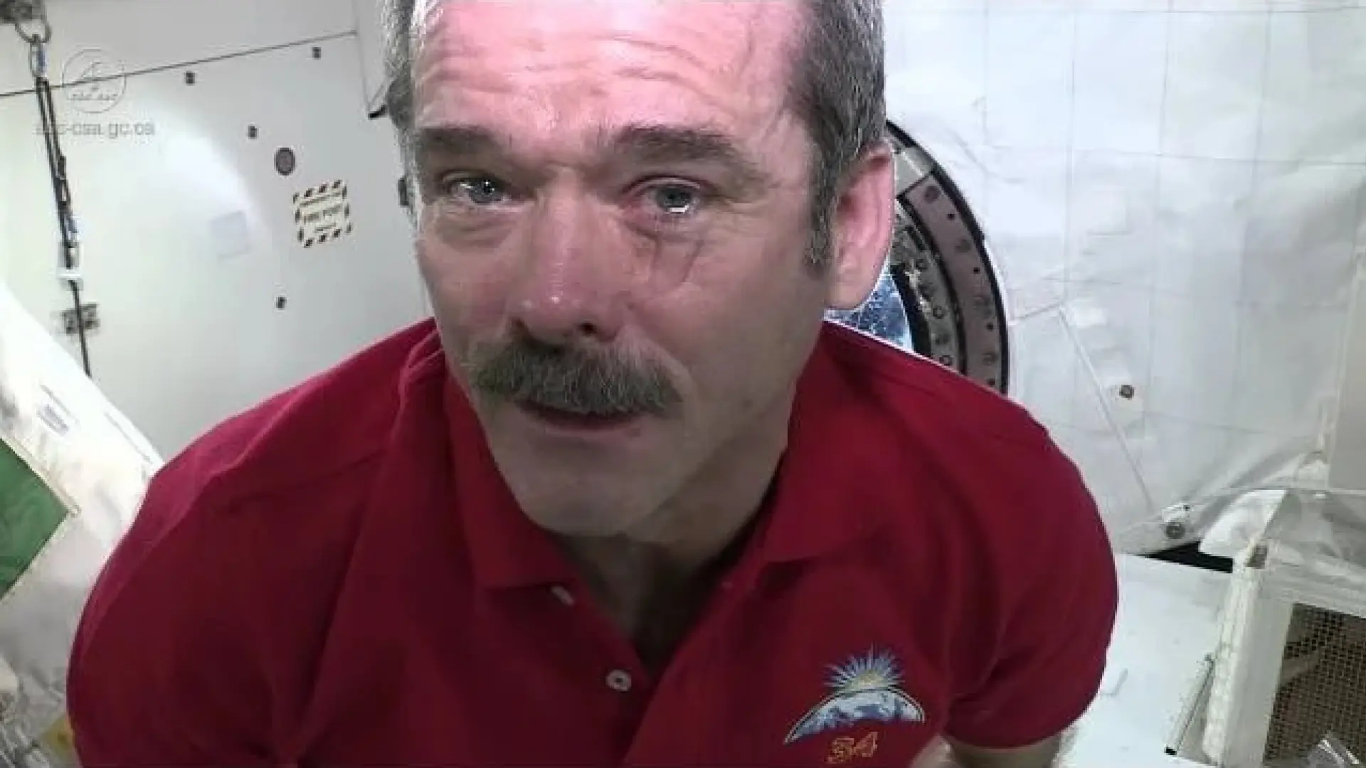 ¿Qué pasa si un astronauta llora en el espacio?