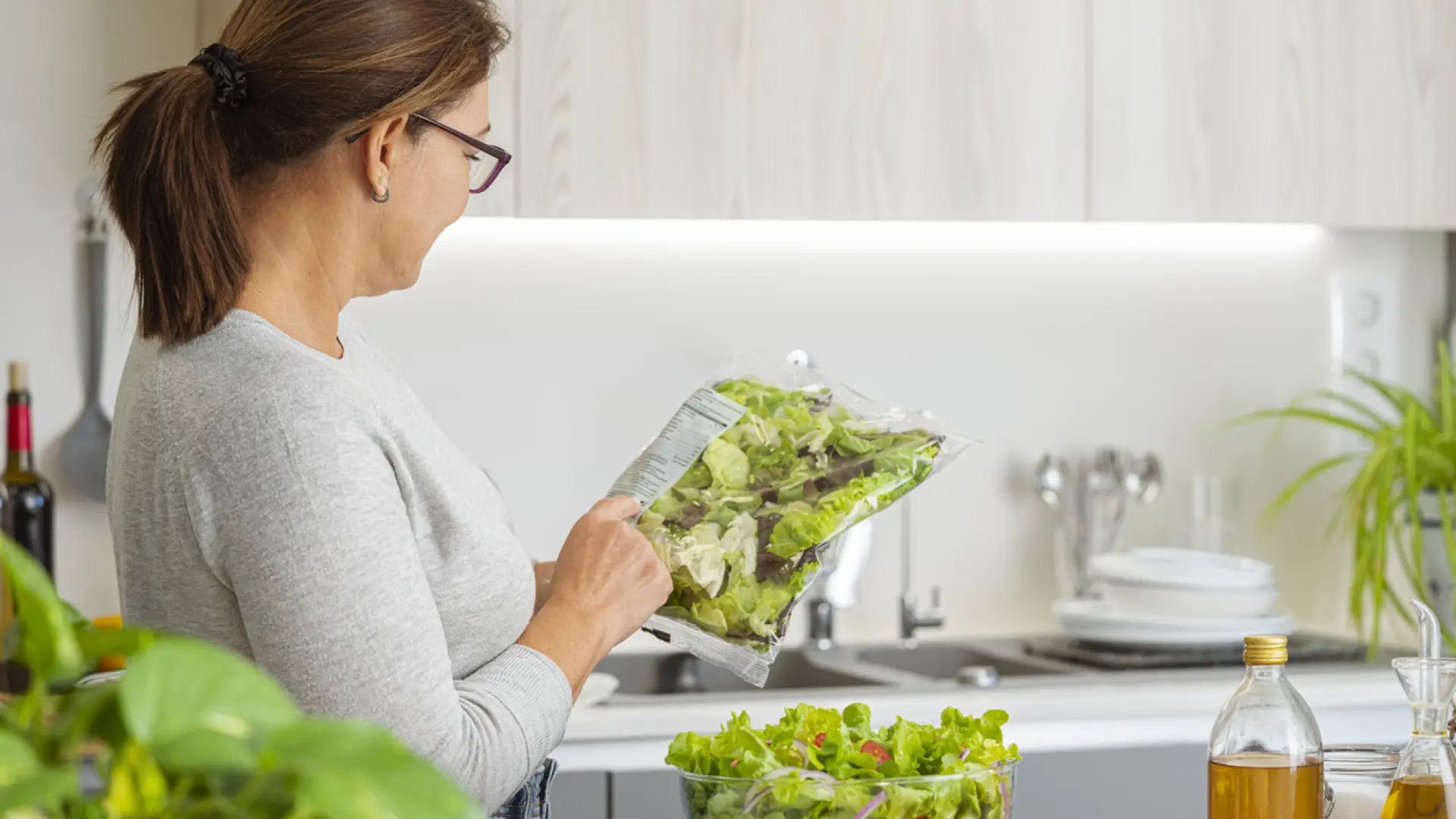 La ensalada típica de Granada poco conocida: tiene origen árabe y se elabora con bacalao