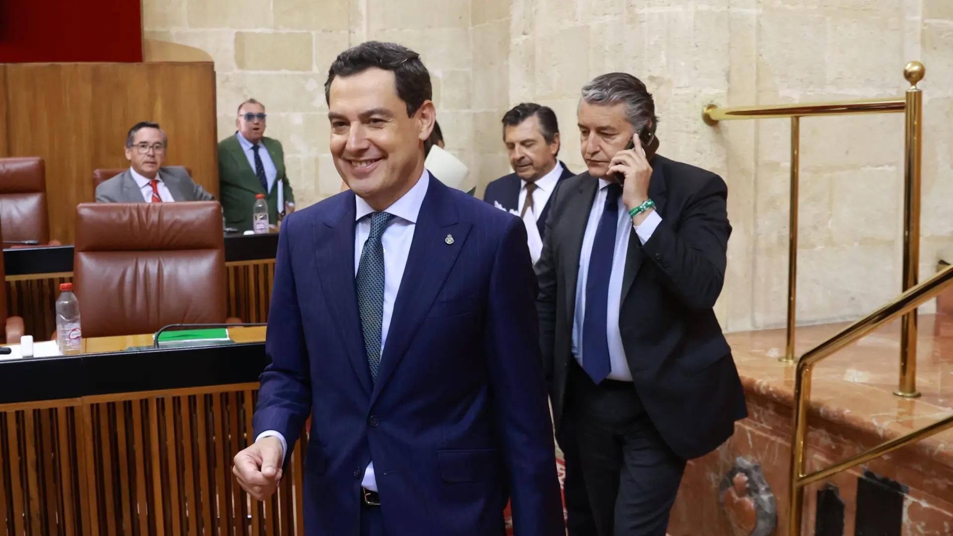 Juanma Moreno publica su primer libro: "Manual de convivencia. La vía andaluza"