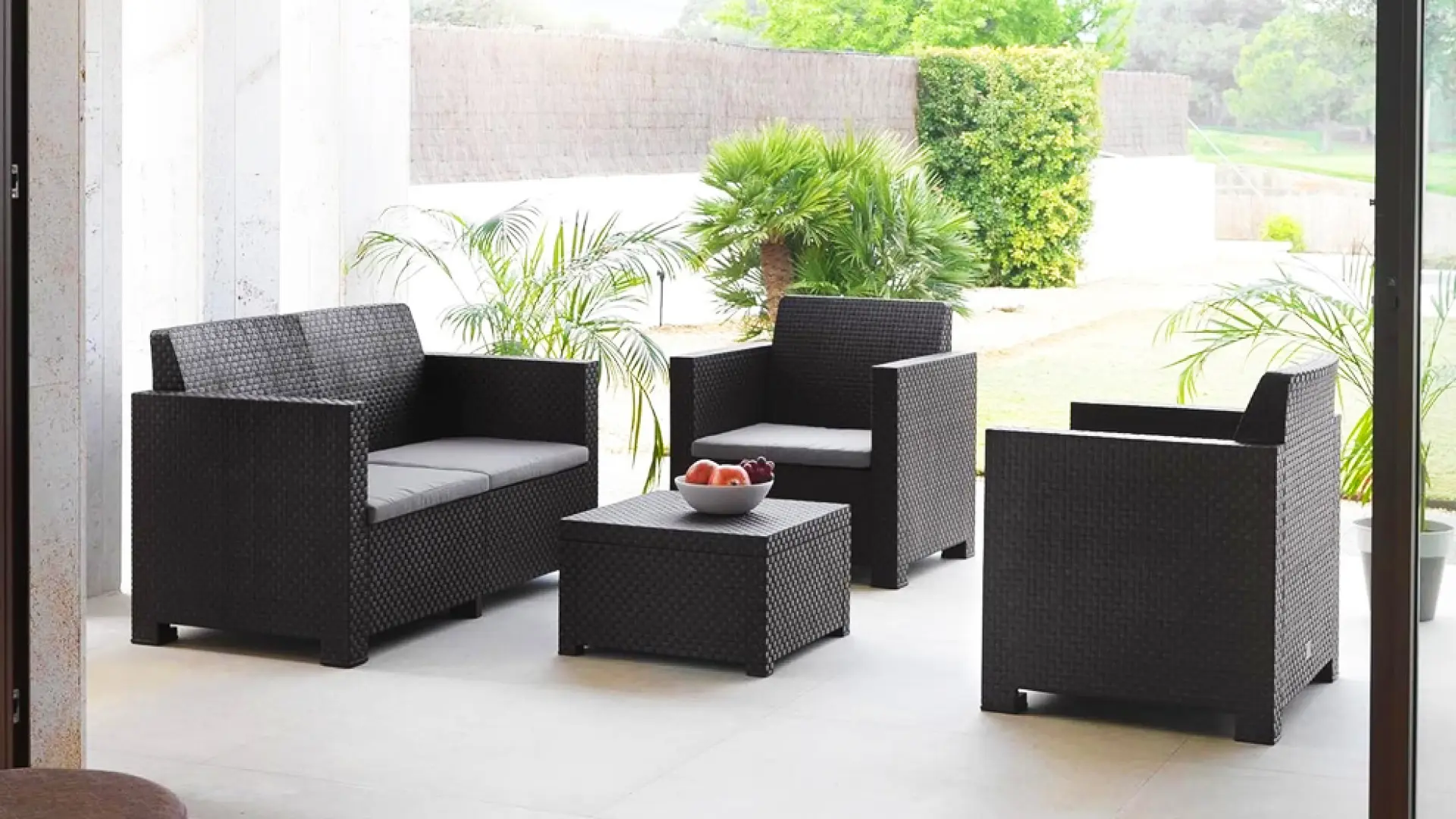 
         Este conjunto de muebles de jardín es fácil de limpiar, práctico y está 100 euros rebajado 
    