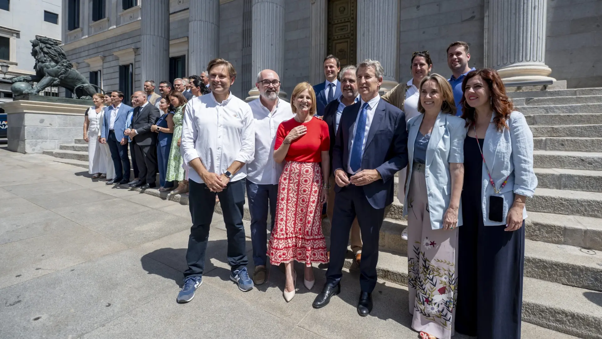 Los alcaldes del PP se concentran frente al Congreso para exigir al ...