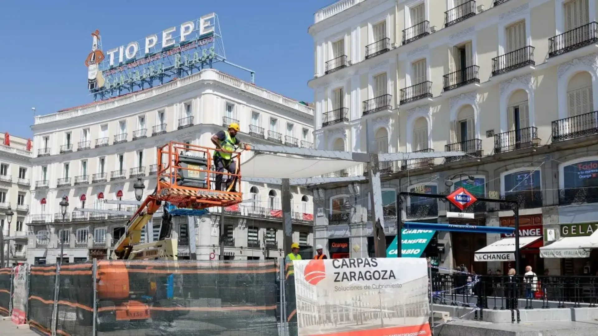 
         La Puerta del Sol monta sus toldos contra el calor 163 veranos después... y con alguna traba de Patrimonio 
    