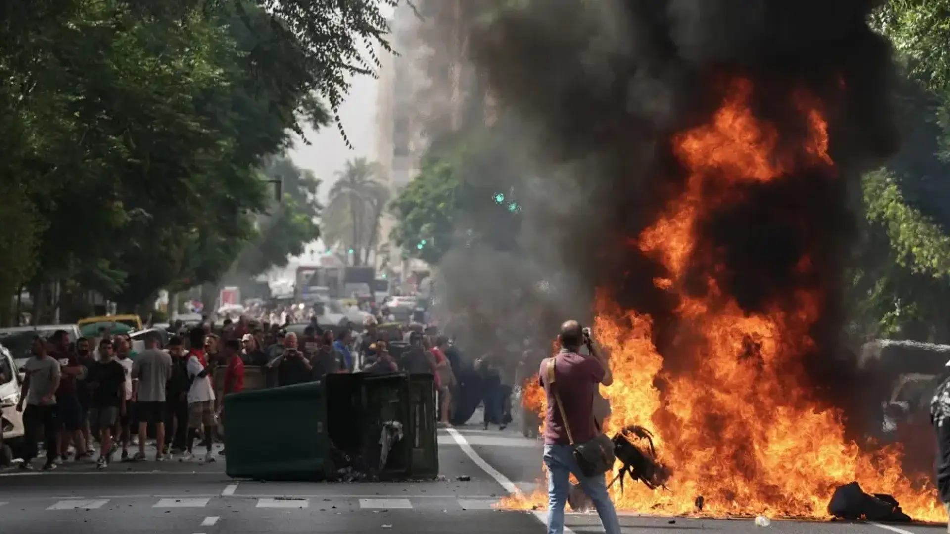 Tensión en la huelga del sector del metal de Cádiz: cuatro detenidos, una mujer herida y cortes de tráfico