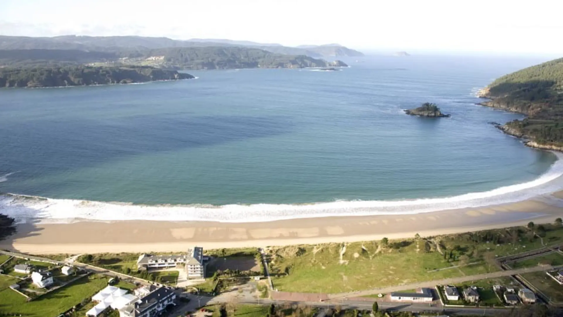 Ni la de Riazor ni la de Rodas: esta es la playa con el agua más caliente de Galicia