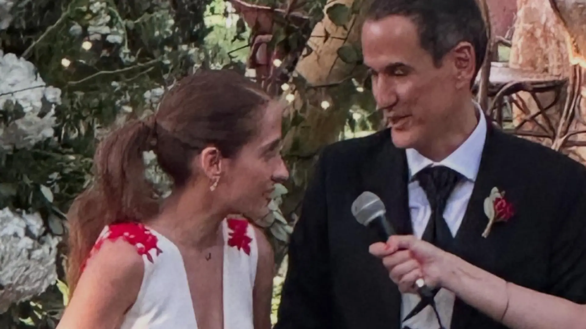 
         El escritor Roberto Santiago se ha casado con la actriz María Zabala, protagonista en el cine de su saga 
    