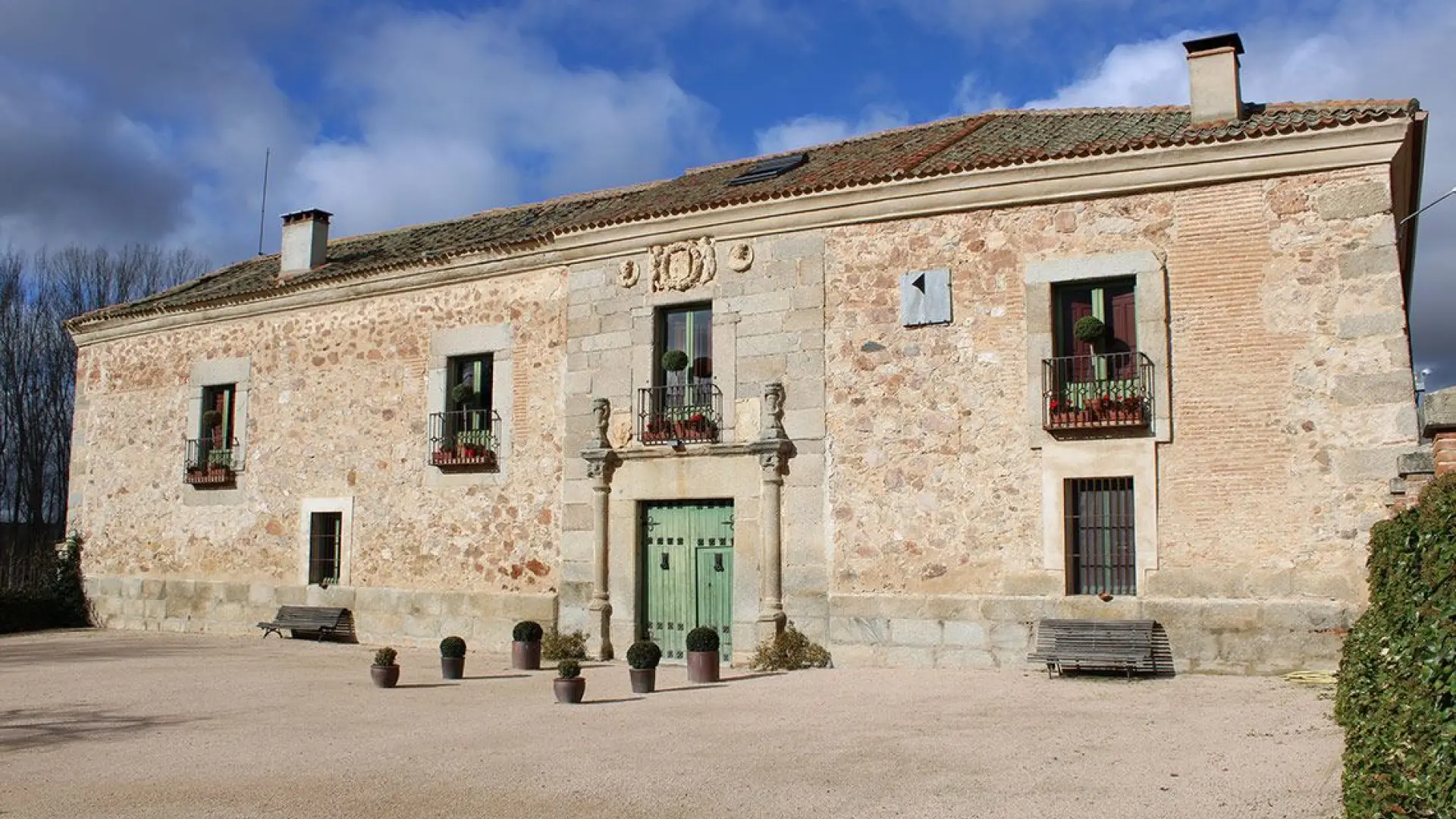 El palacio donde se ha rodado la serie 'Valle Salvaje' que arrasa en RTVE: quedarte a dormir por menos de 45 euros
