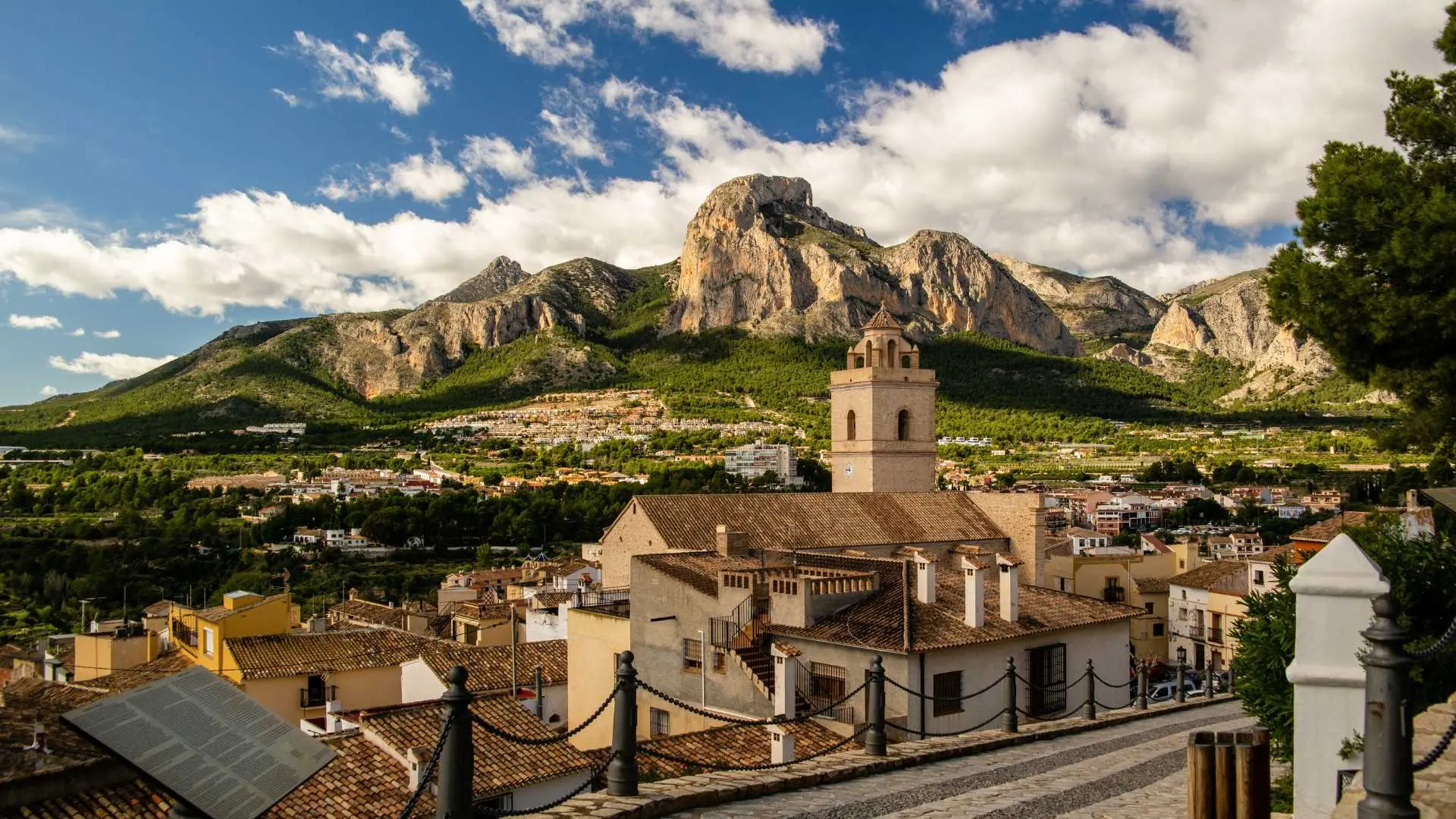 Ni Altea ni Jávea: el precioso pueblo de Alicante que todavía no conocen los turistas y está al lado de las mejores playas thumbnail