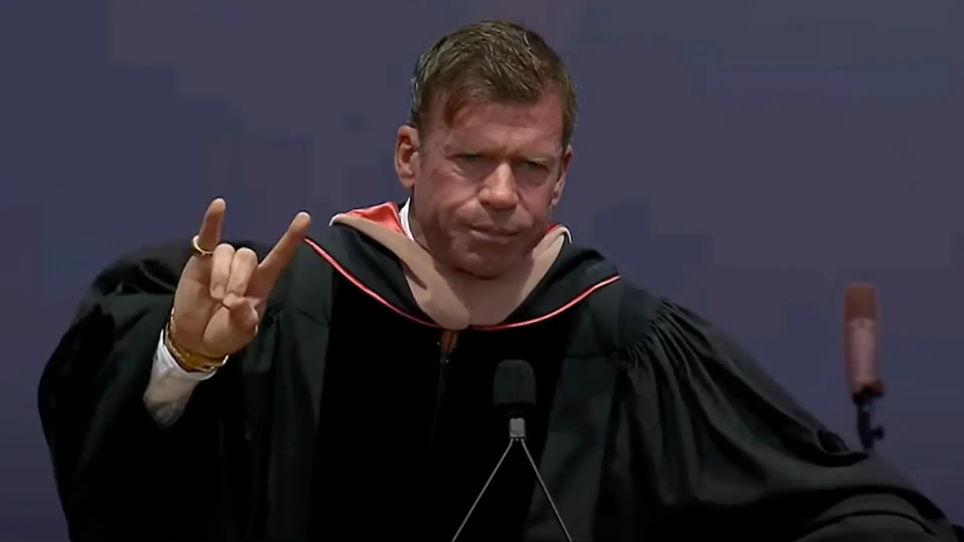 
         El creador de 'Yellowstone' se marca un Steve Jobs en la Universidad de Texas 
    