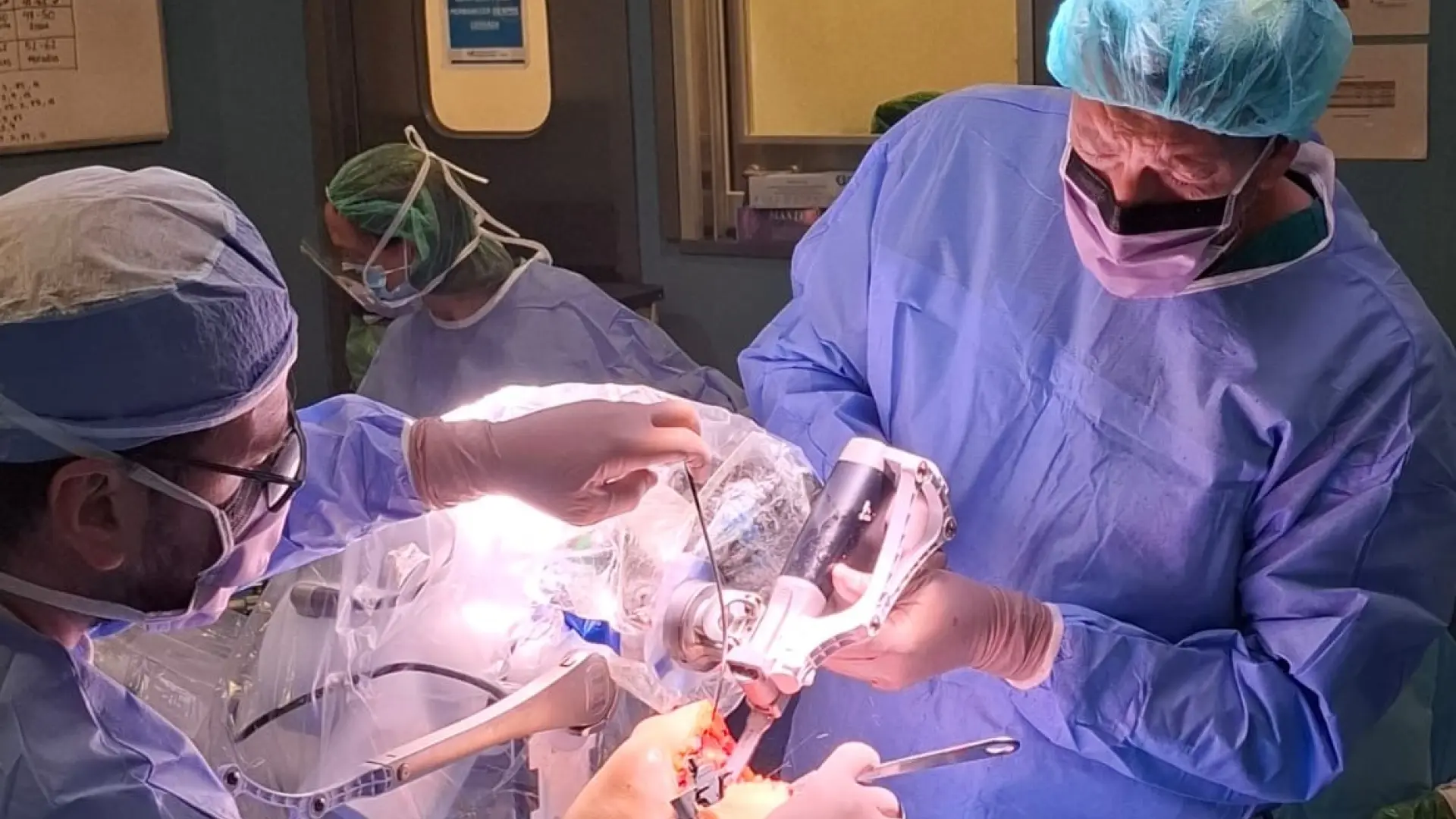 La cirugía con robots llega al hospital Infanta Leonor para mejorar la colocación de prótesis thumbnail