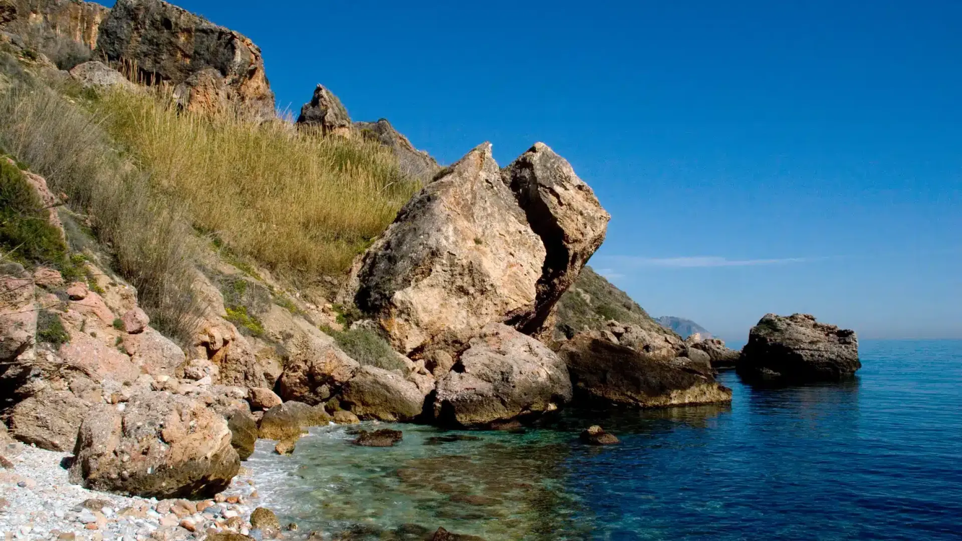 Una joya escondida en Málaga: la cala paradisiaca y desértica que es la más pequeña de la provincia