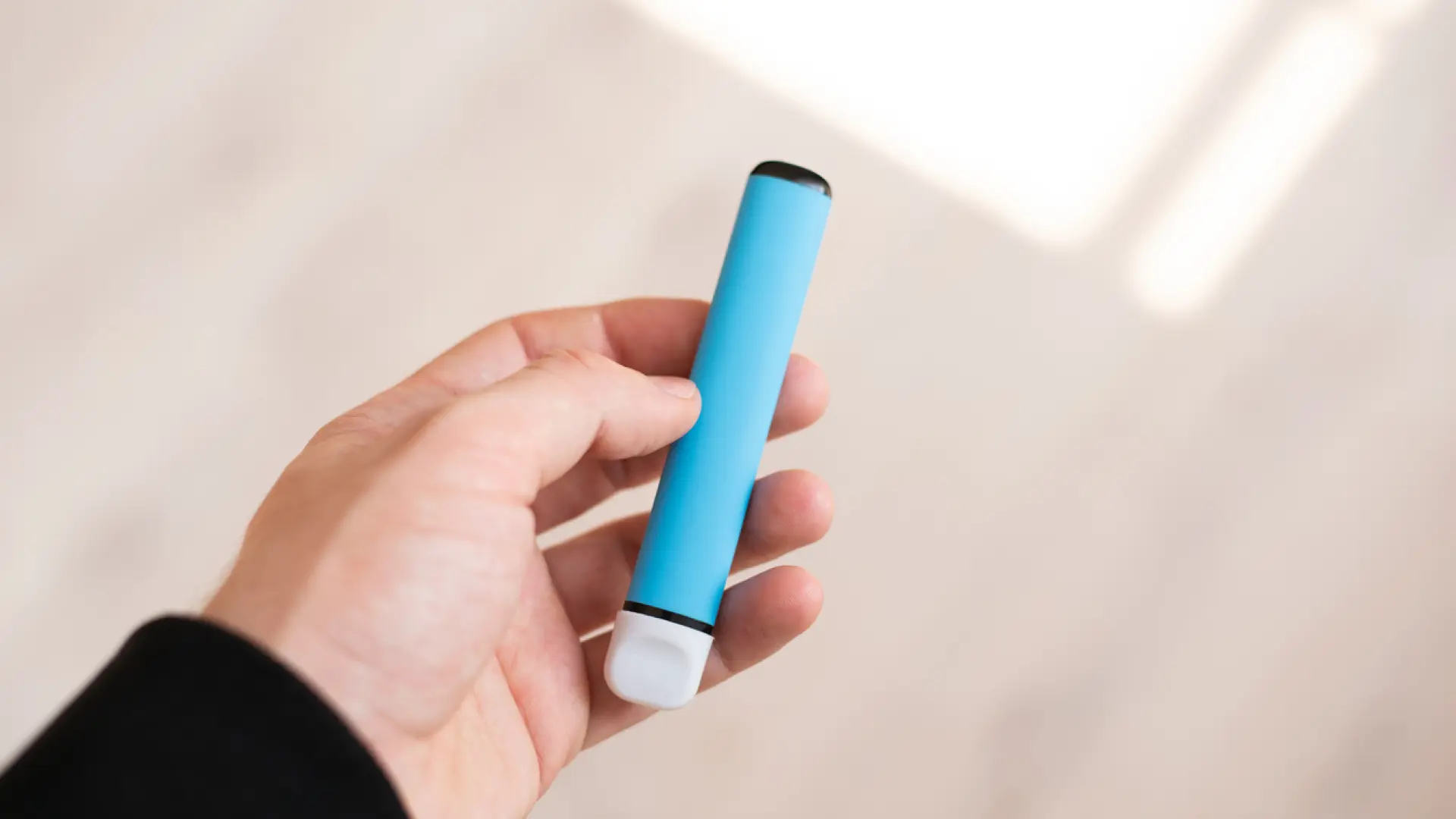 Los 'vapers' desechables son más tóxicos que los tradicionales, y liberan más metales pesados que los cigarrillos según un estudio thumbnail
