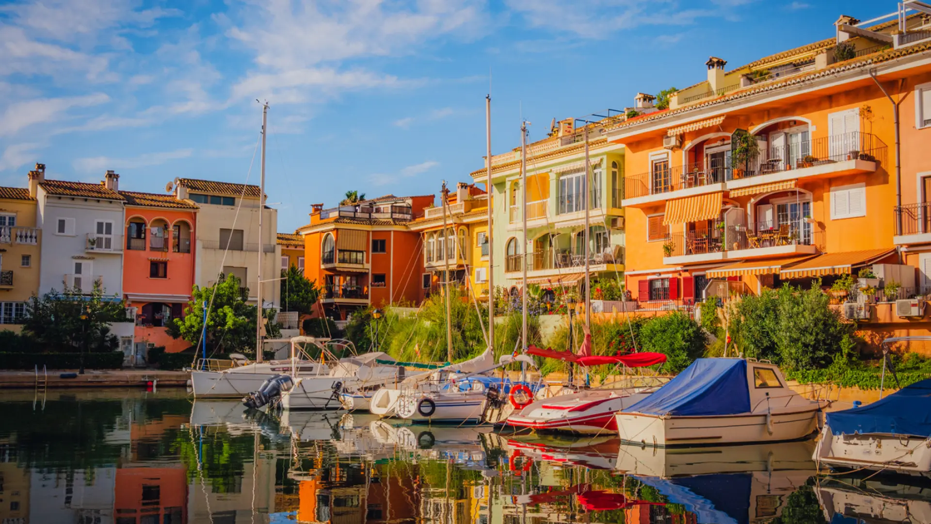 Parece Venecia pero es Valencia: el bonito pueblo con una playa por la que pasean caballos al atardecer