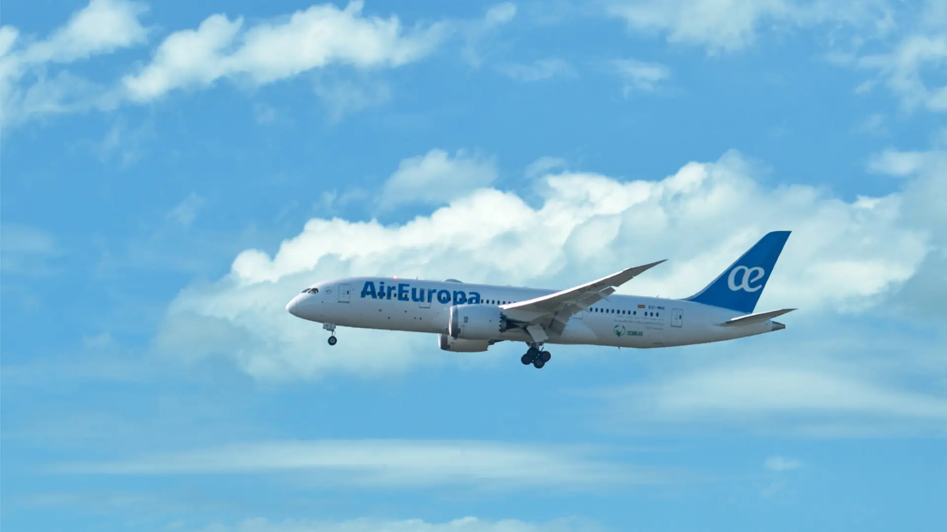 Código 'PAN-PAN': qué significa esta señal que mandó el avión de Air Europa rumbo Madrid para aterrizar hasta dos veces de emergencia thumbnail