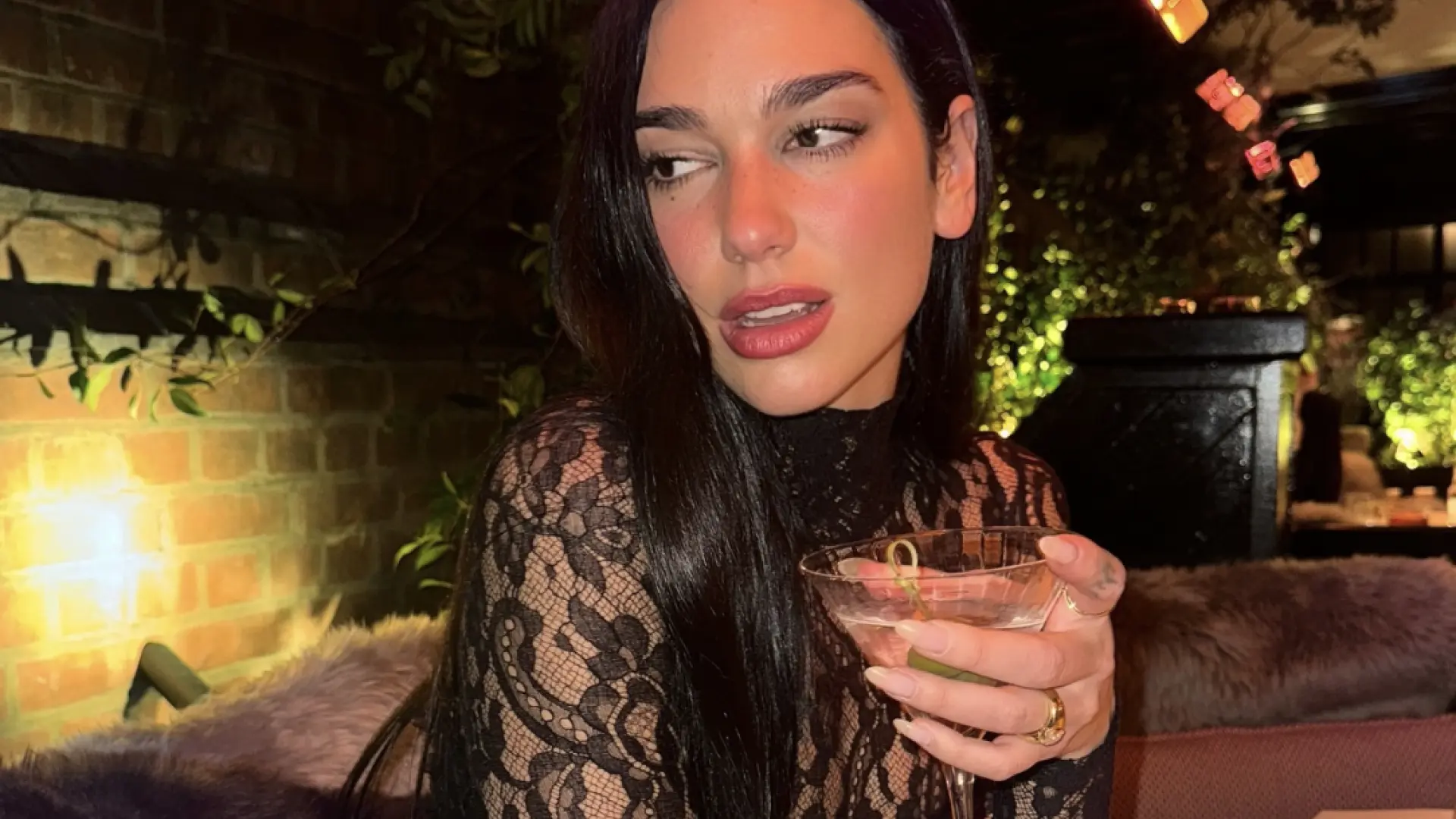 
         La receta de Dua Lipa para un negroni perfecto: la bebida que nació por petición de un conde 
    