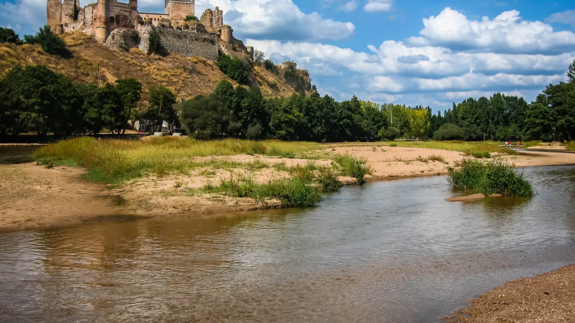 La playa natural de Toledo que está situada a los pies de un espectacular castillo thumbnail