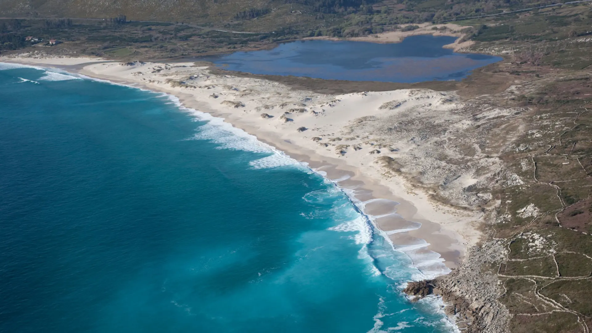 La preciosa playa de Galicia de naturaleza salvaje que está encajadaentre el mar y un lago