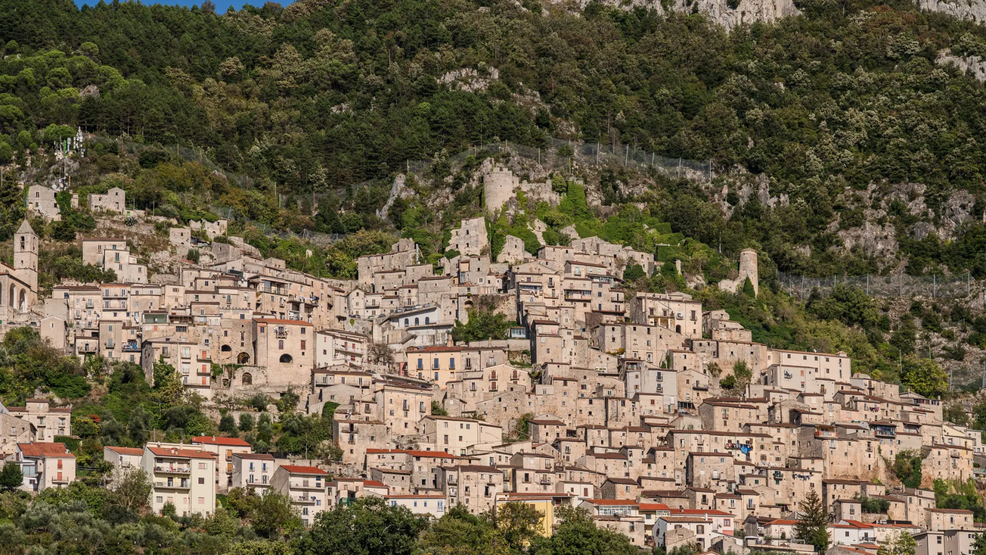 Todos los turistas lo dicen: este pueblo medieval es uno de los más bellos de Italia