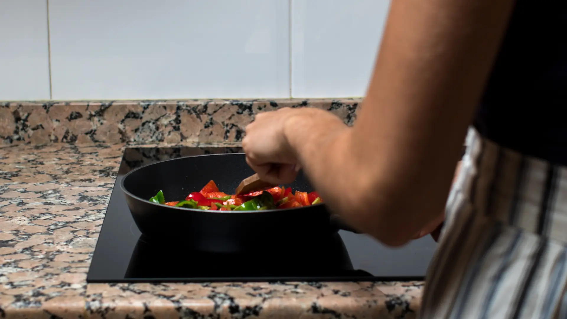 "Una sartén antiadherente es la mejor opción" y otros consejos de cocina que debes ignorar