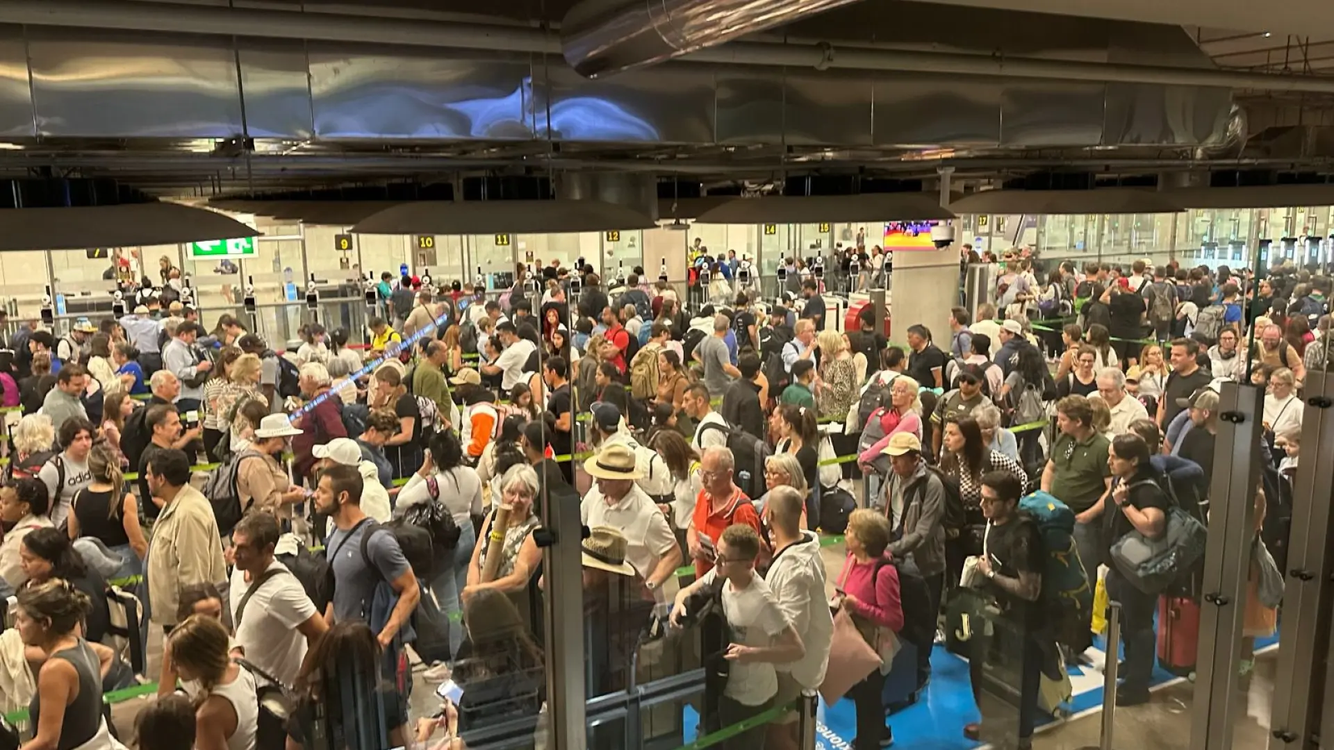 Caos en el aeropuerto de Madrid-Barajas por un colapso en el control de pasaportes thumbnail