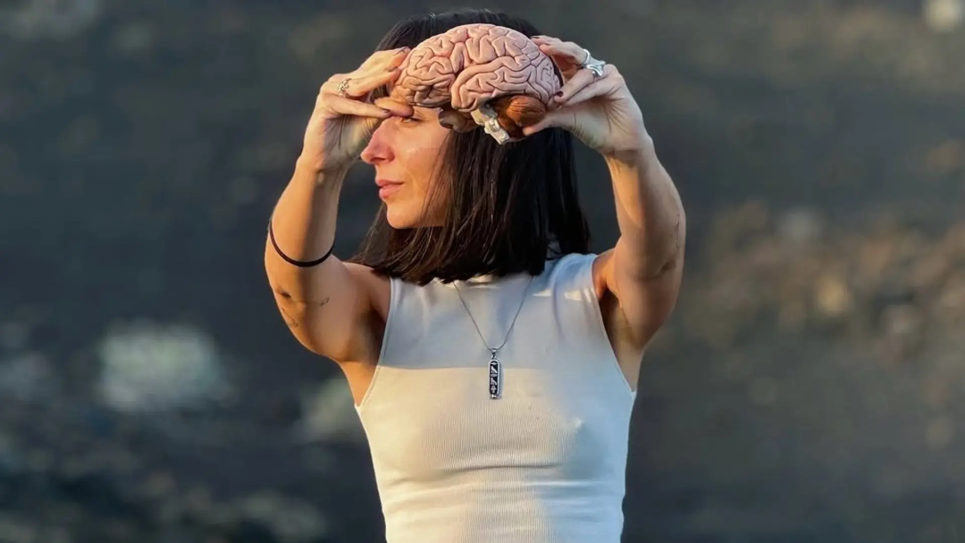 
         Una experta en neurociencia explica por qué le escribes a tu ex después de beber alcohol 
    