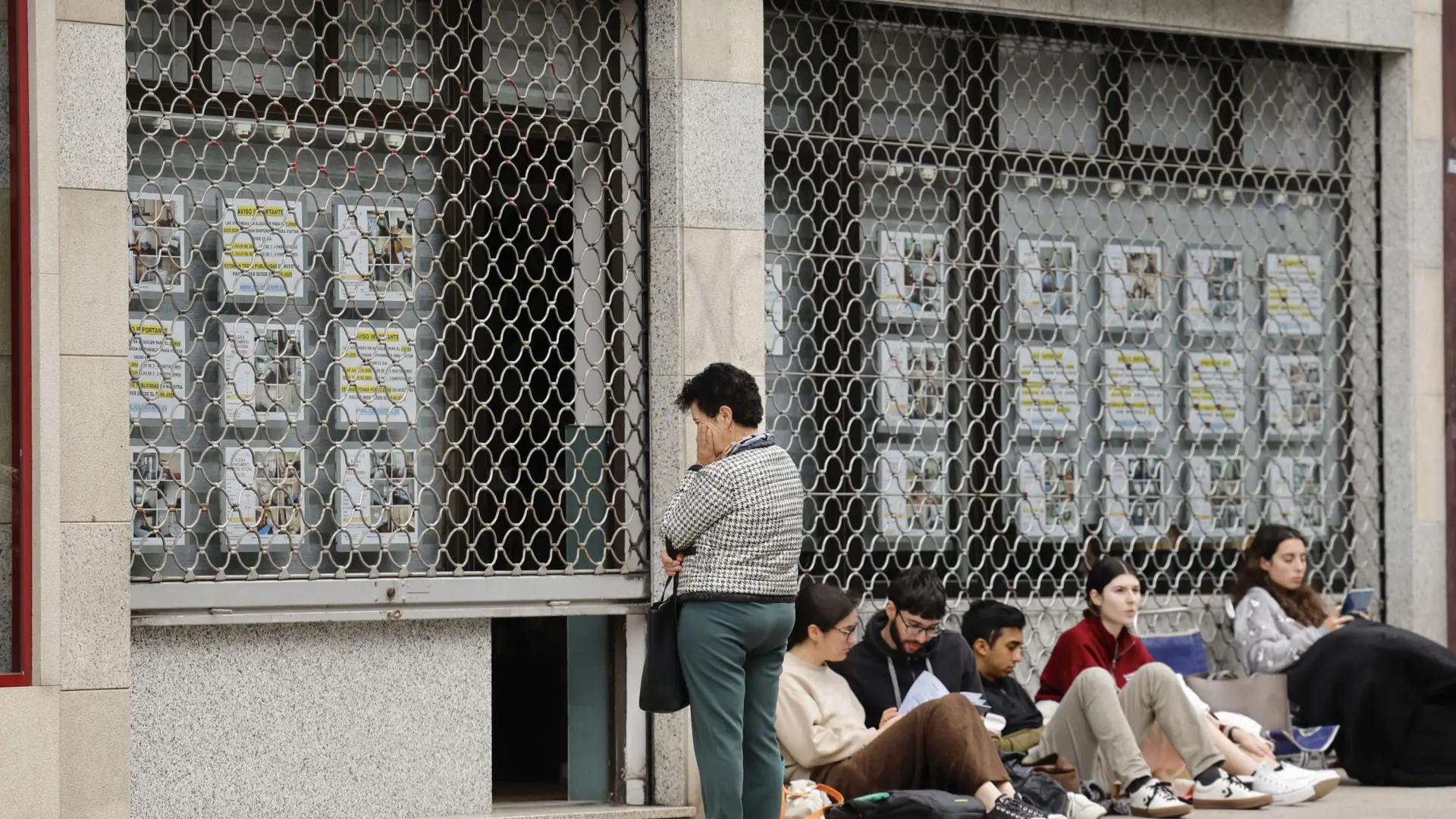 Los jóvenes en España retrasan la salida de casa de sus padres cuatro años más que la media de la UE