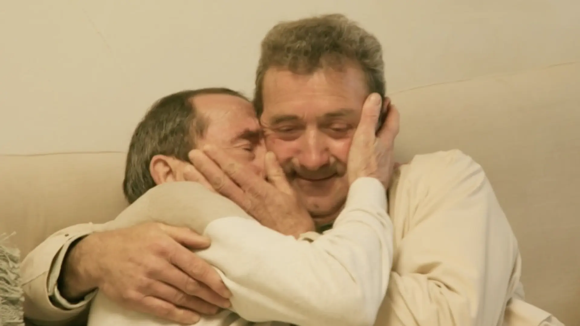 La emoción de Félix y Martín, los hermanos a los que Jesús Calleja les ha mejorado la vida: "Merecéis cosas buenas"