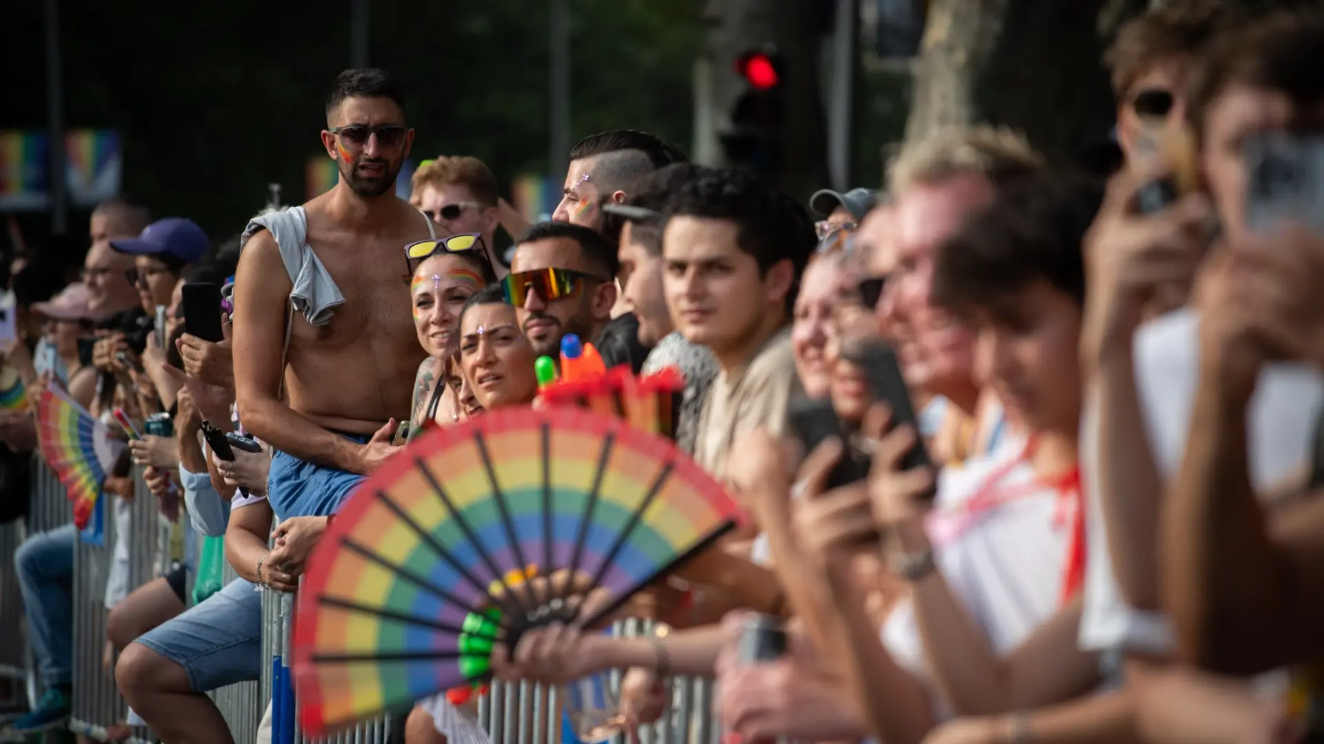 Una de cada tres personas LGTBI+ se ve abocada al "sexilio" o se lo plantea: "Volver a mi pueblo a veces es como destransicionar"
