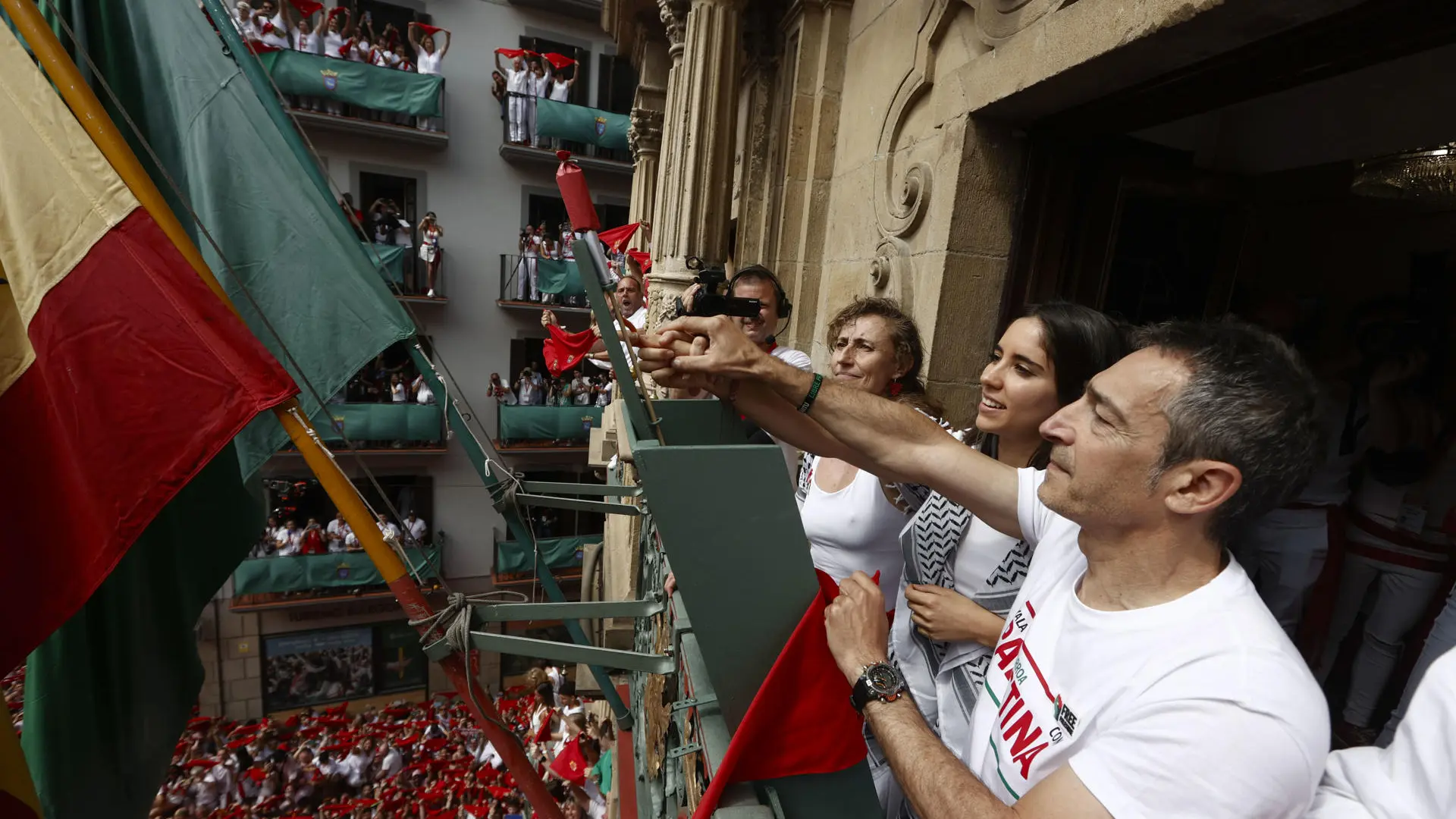 
         Así ha sido el chupinazo de San Fermín 2025 que ha dado comienzo a las fiestas de Pamplona 
    
