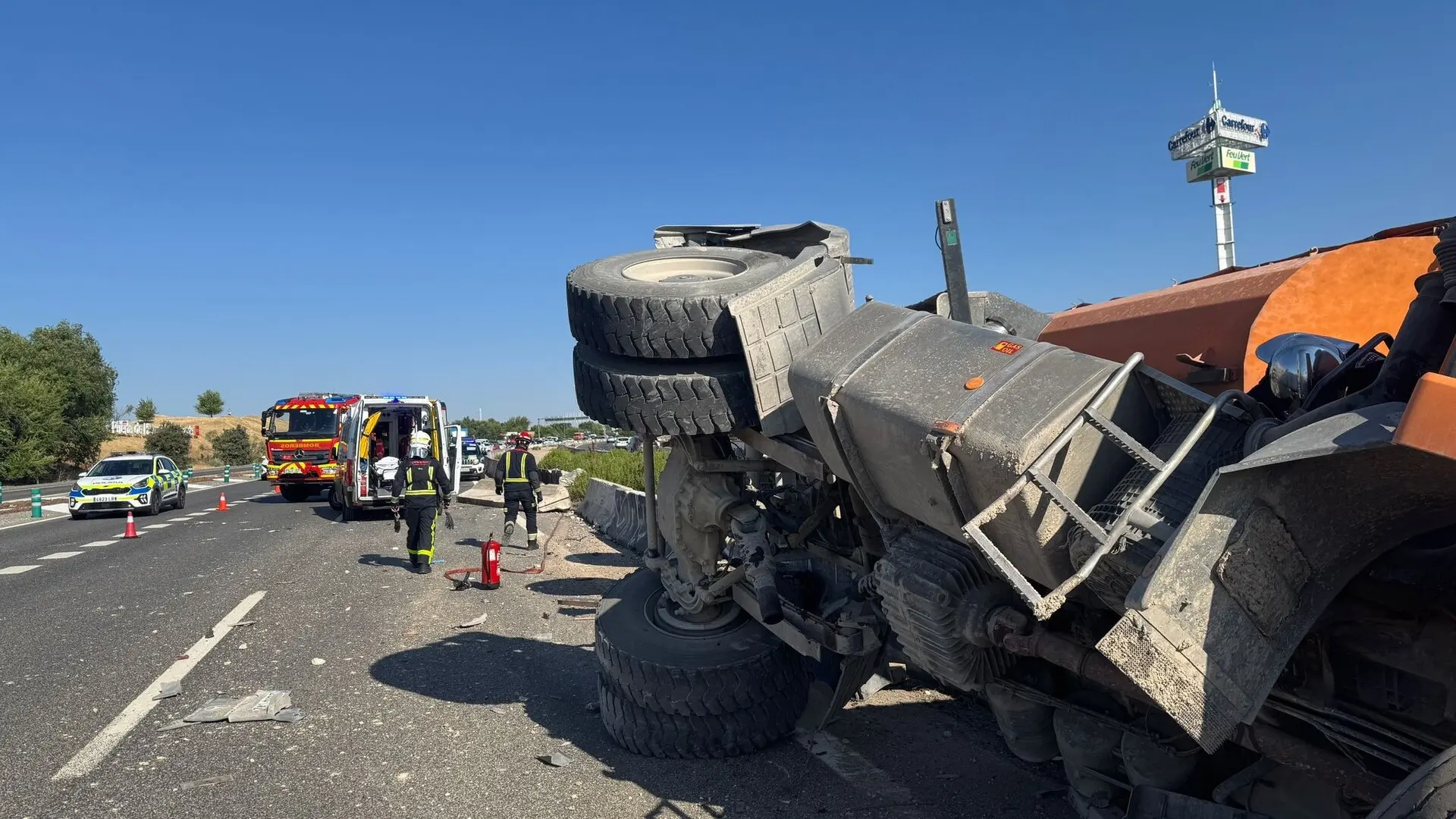 Herido grave el conductor de un camión tras volcar en la M-503 en Majadahonda thumbnail