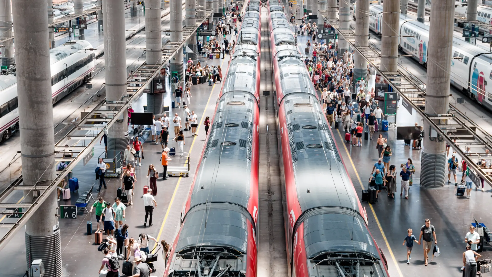 Dos incidencias provocan retrasos de más de 10 minutos en los trenes de larga y media distancia en Andalucía