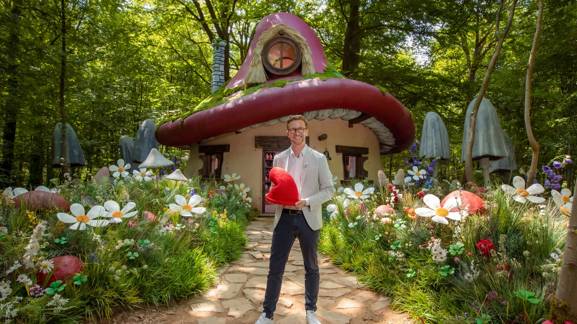 
         La casa de Papá Pitufo existe y puedes visitarla totalmente gratis 
    