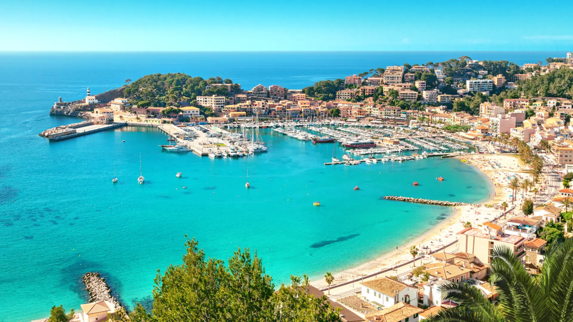 El pequeño pueblo de Baleares con uno de los puertos más bonitos, un muelle y un mirador con vistas al Mediterráneo