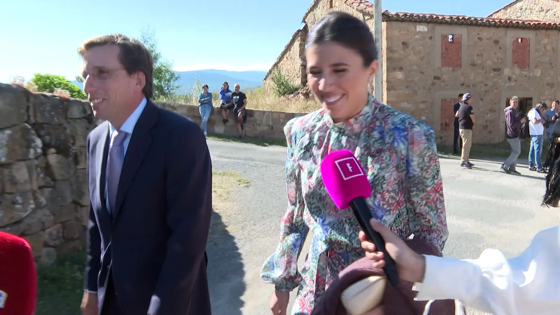 
         Martínez-Almeida y Teresa Urquijo, aniversario de boda en la Maestranza de Sevilla 
    