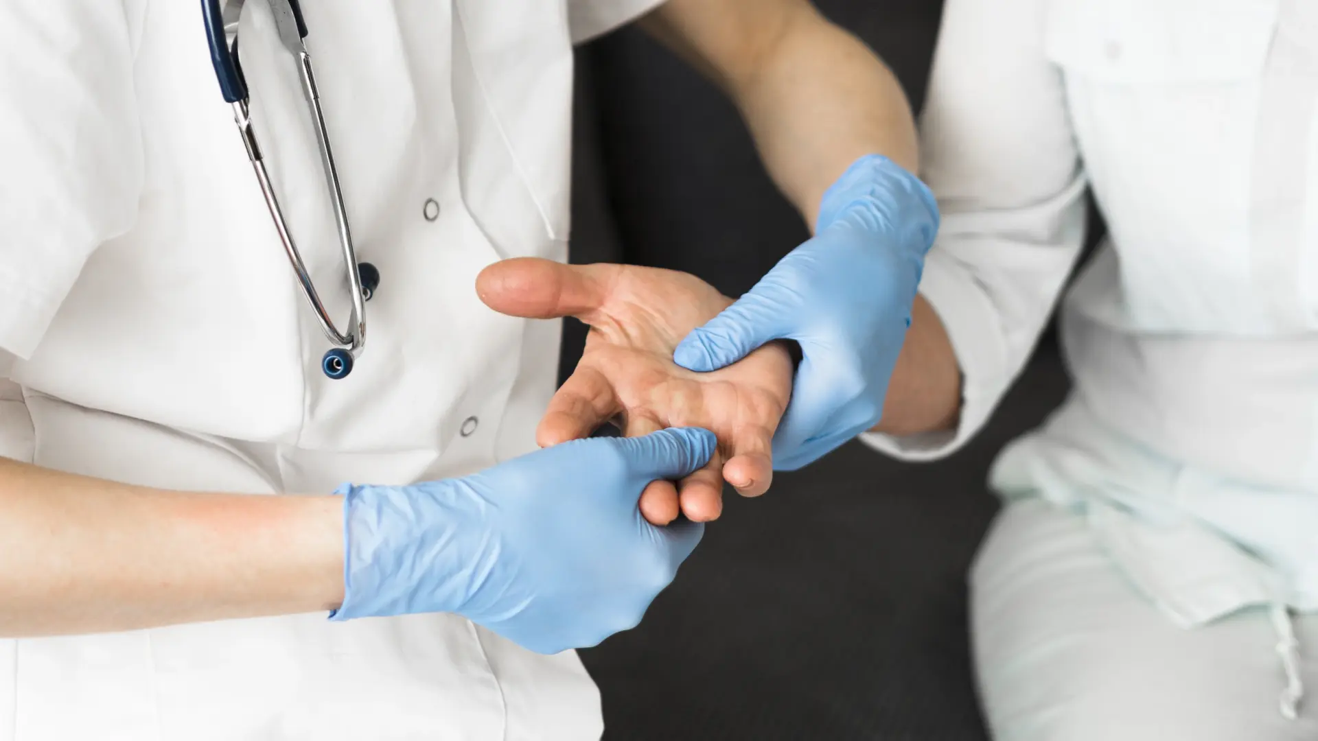 Un médico pierde su licencia en Reino Unido tras las quejas de pacientes sobre su inglés: "Habla con fluidez, pero no correctamente"