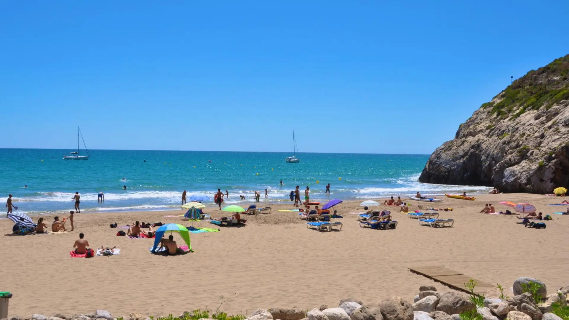 La playa más bonita de la provincia de Barcelona, según la IA: un espacio medio salvaje rodeado de acantilados