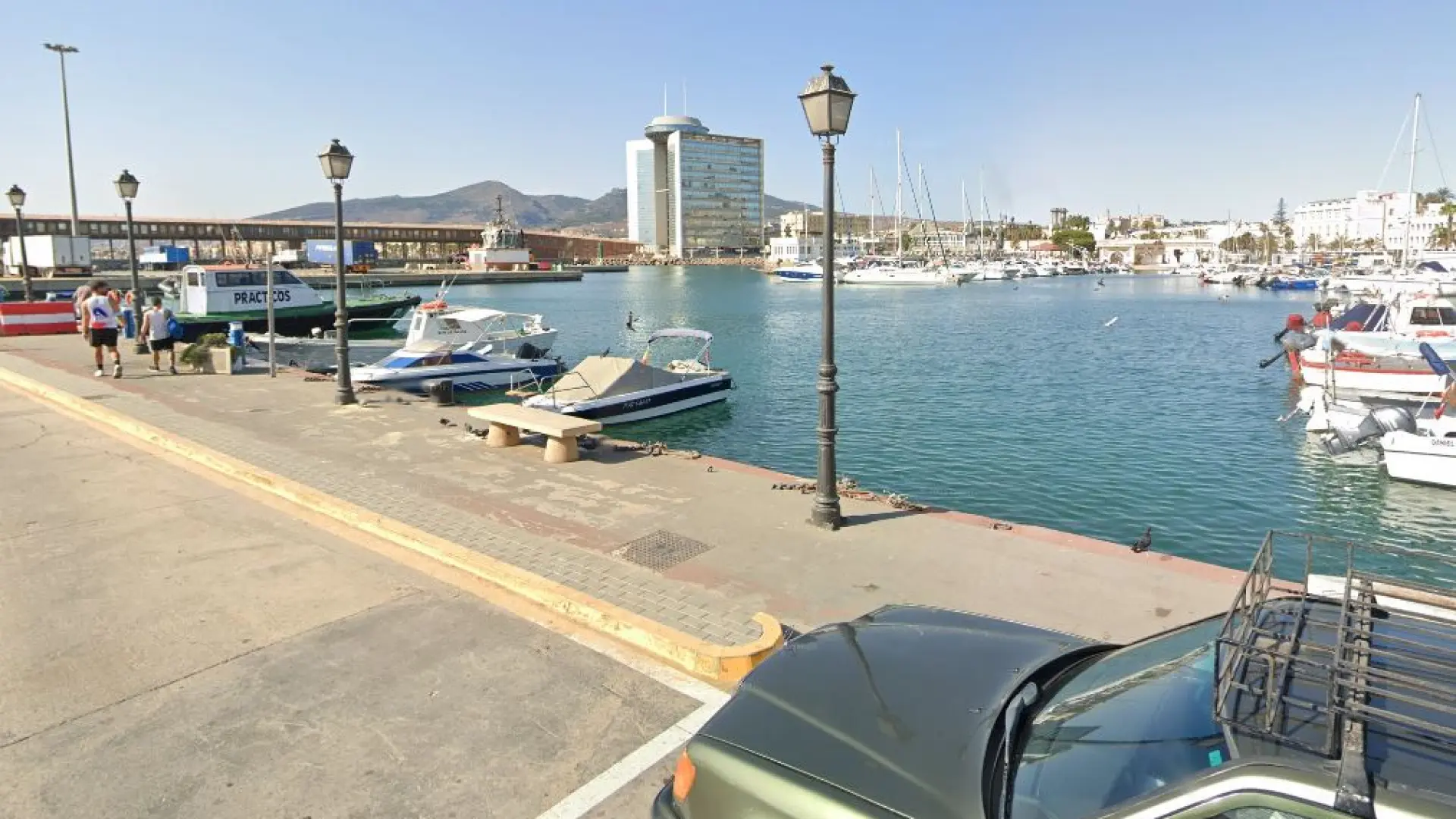 Muere un joven ahogado en Melilla tras lanzarse al mar desde un acantilado y sufrir una lesión en el cuello